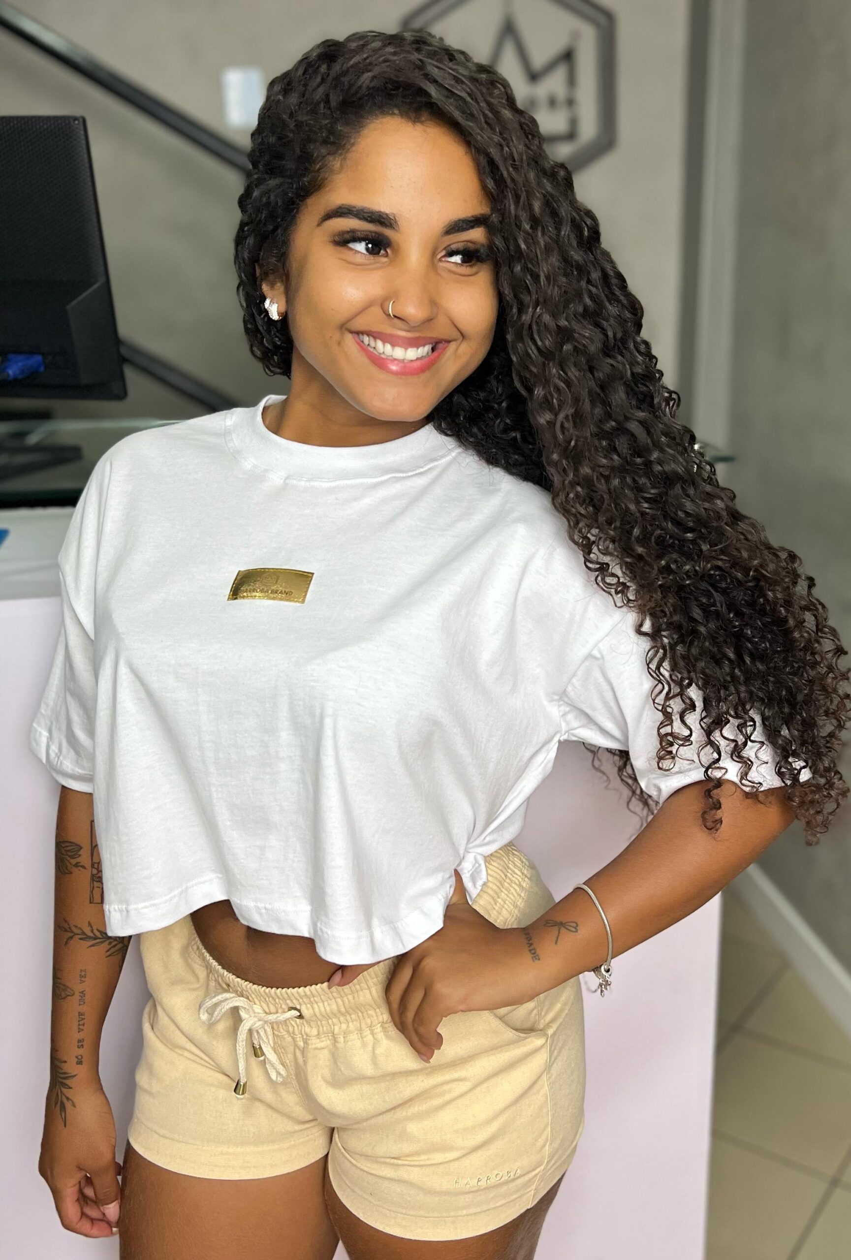 CROPPED OVER BRANCO/ETIQUETA DOURADA