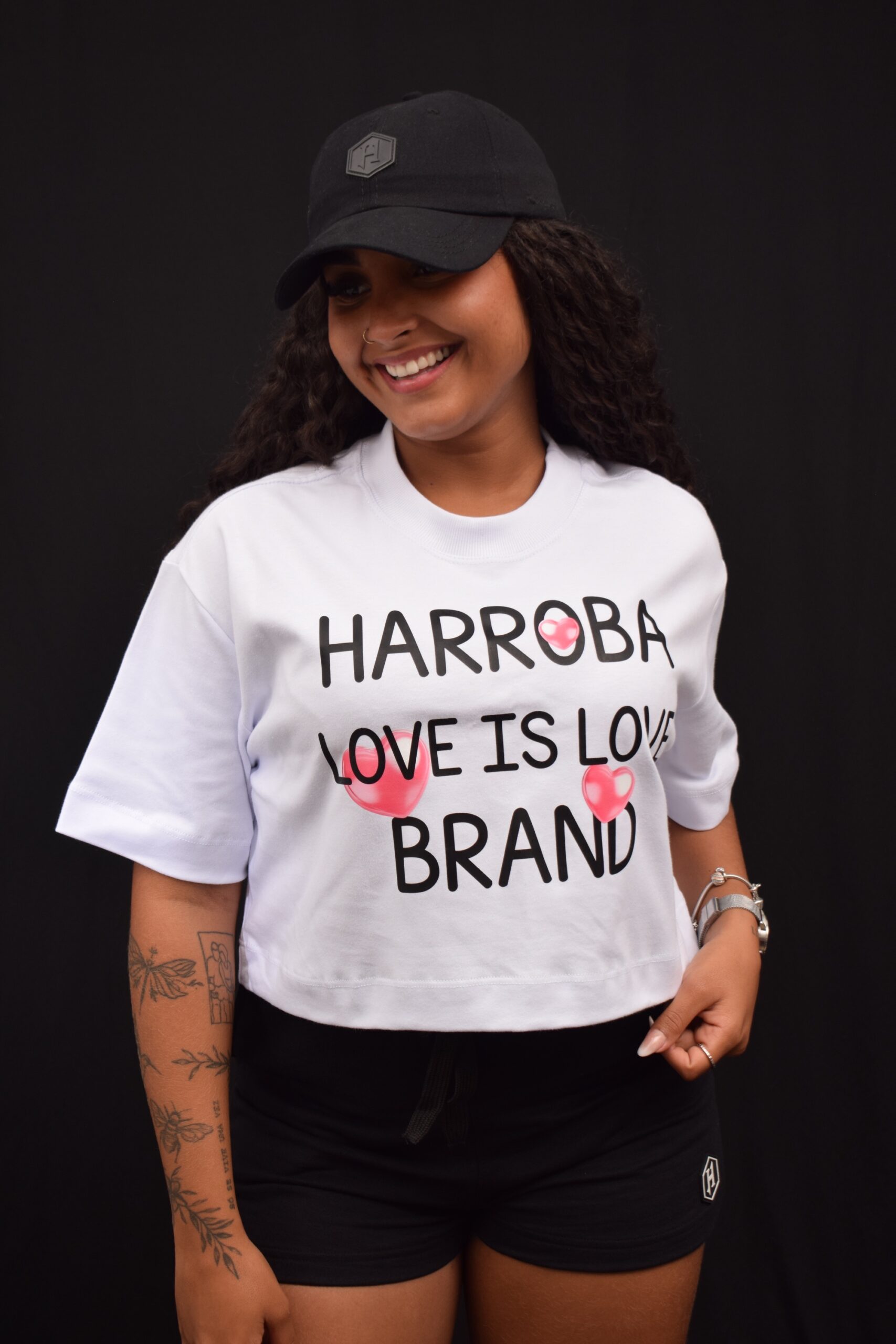 CROPPED OVER LOVE IS LOVE CORAÇÃO ROSA