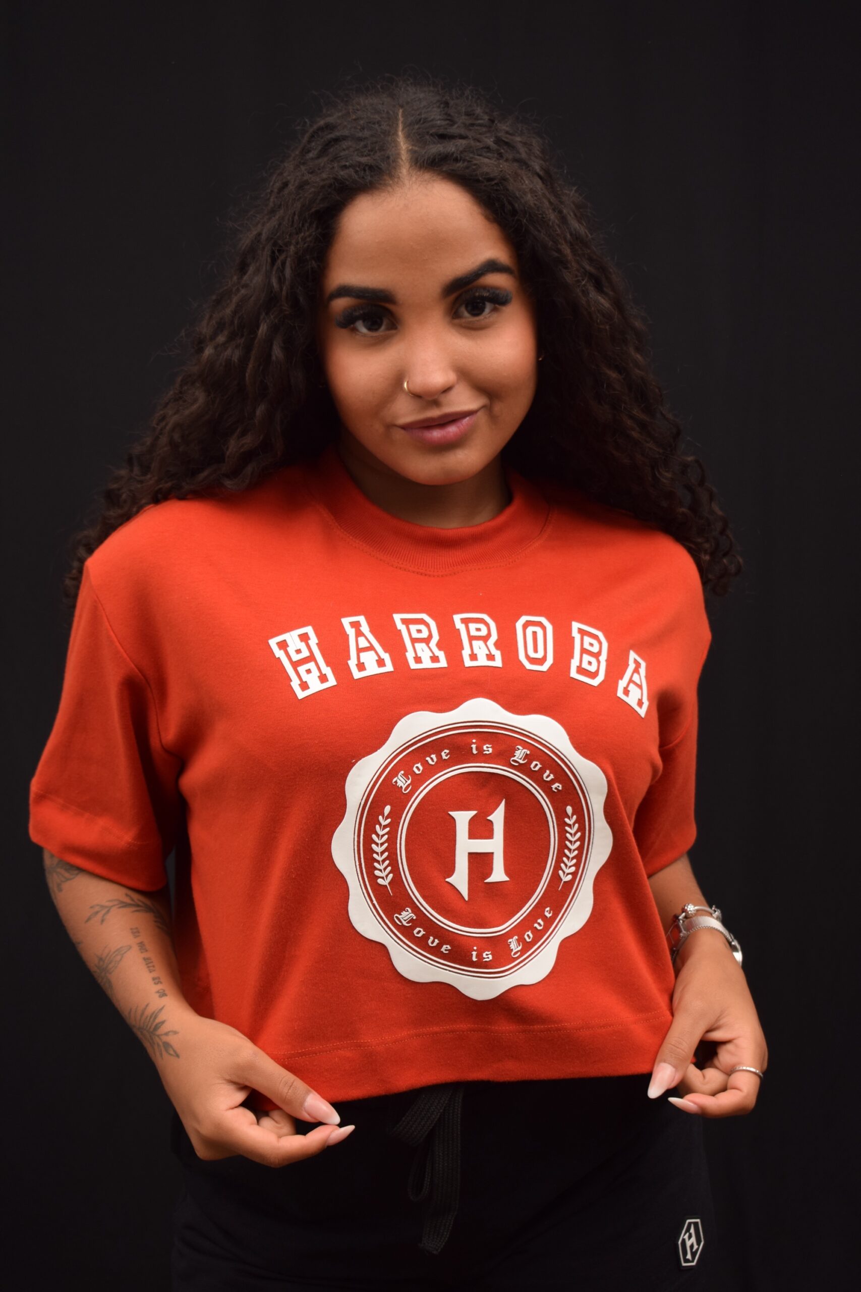 CROPPED OVER LOVE IS LOVE VERMELHO