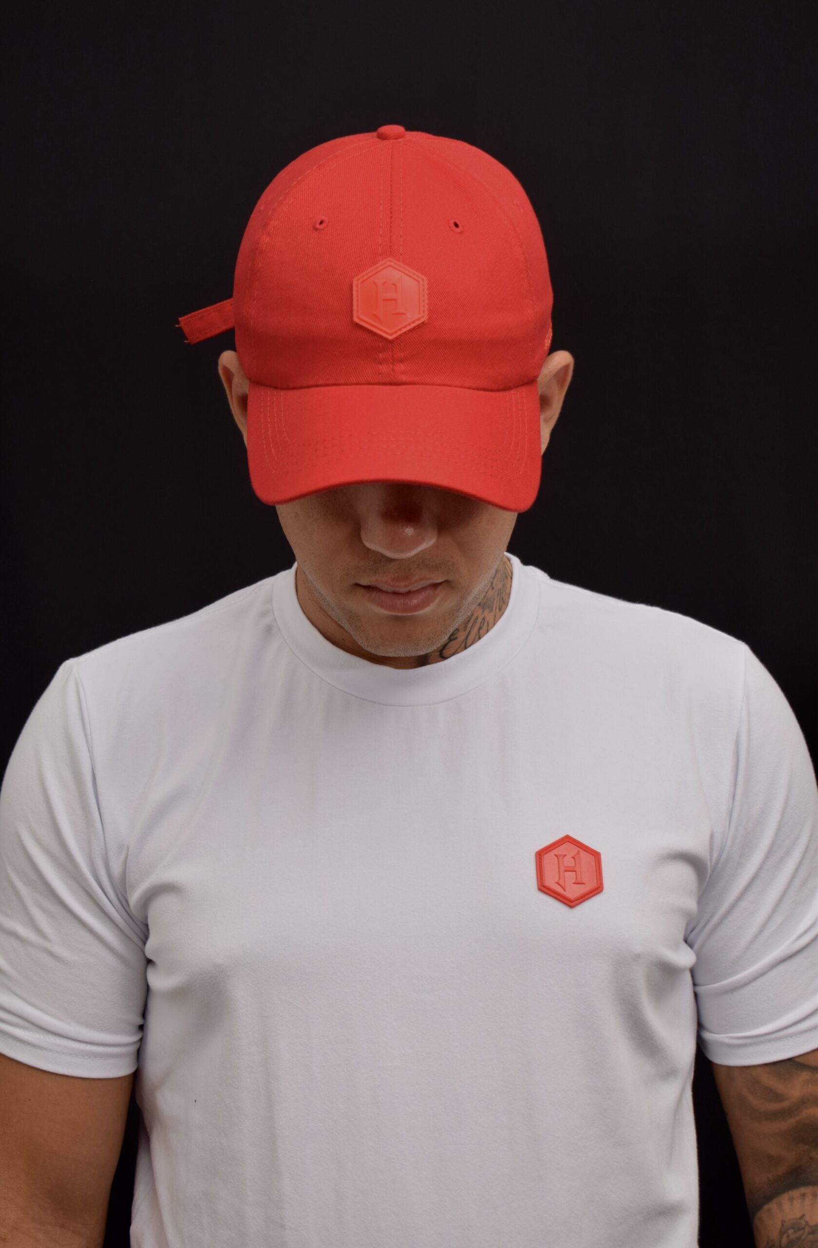 CAMISA BRANCA ETIQUETA VERMELHA