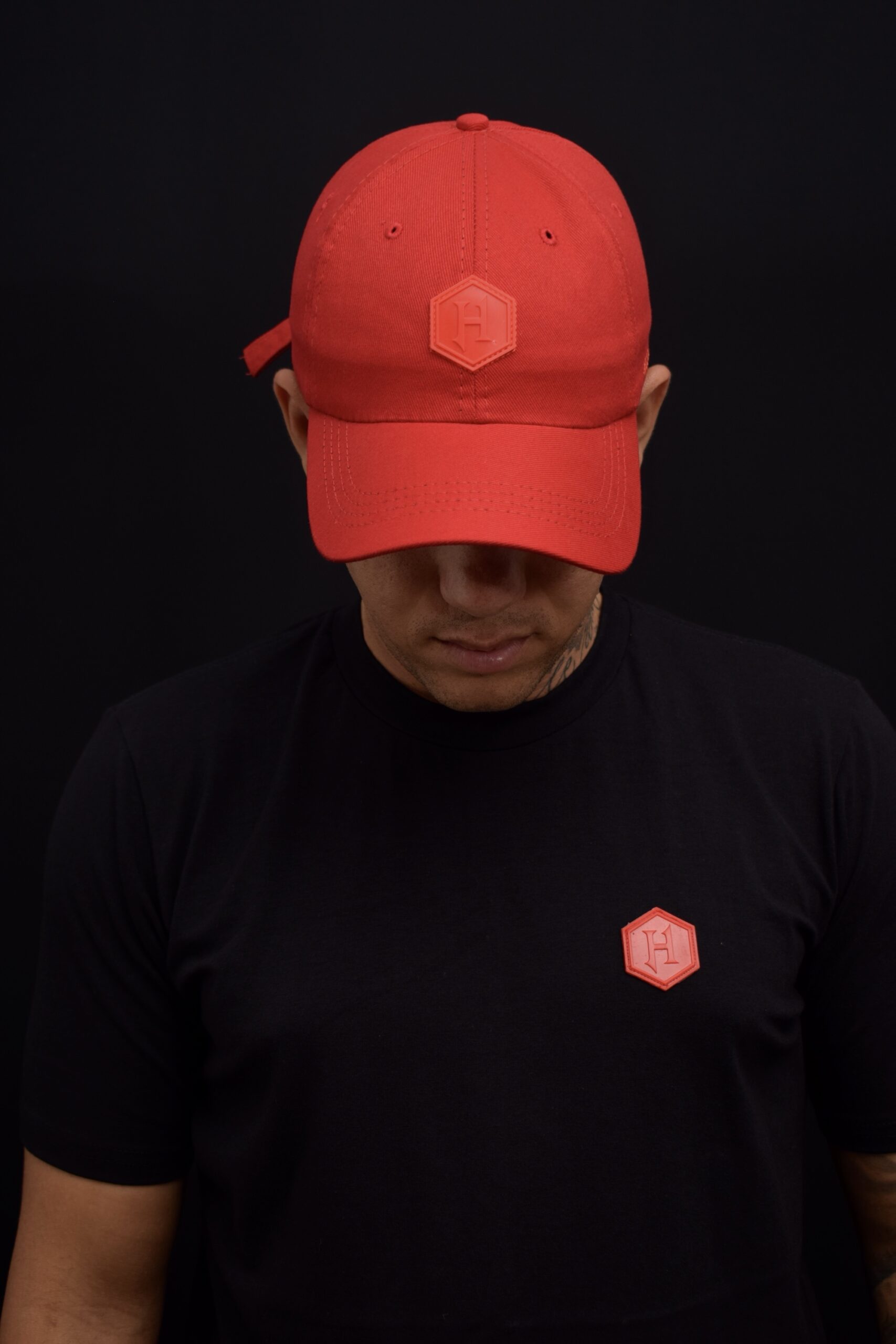 CAMISA PRETA ETIQUETA VERMELHA