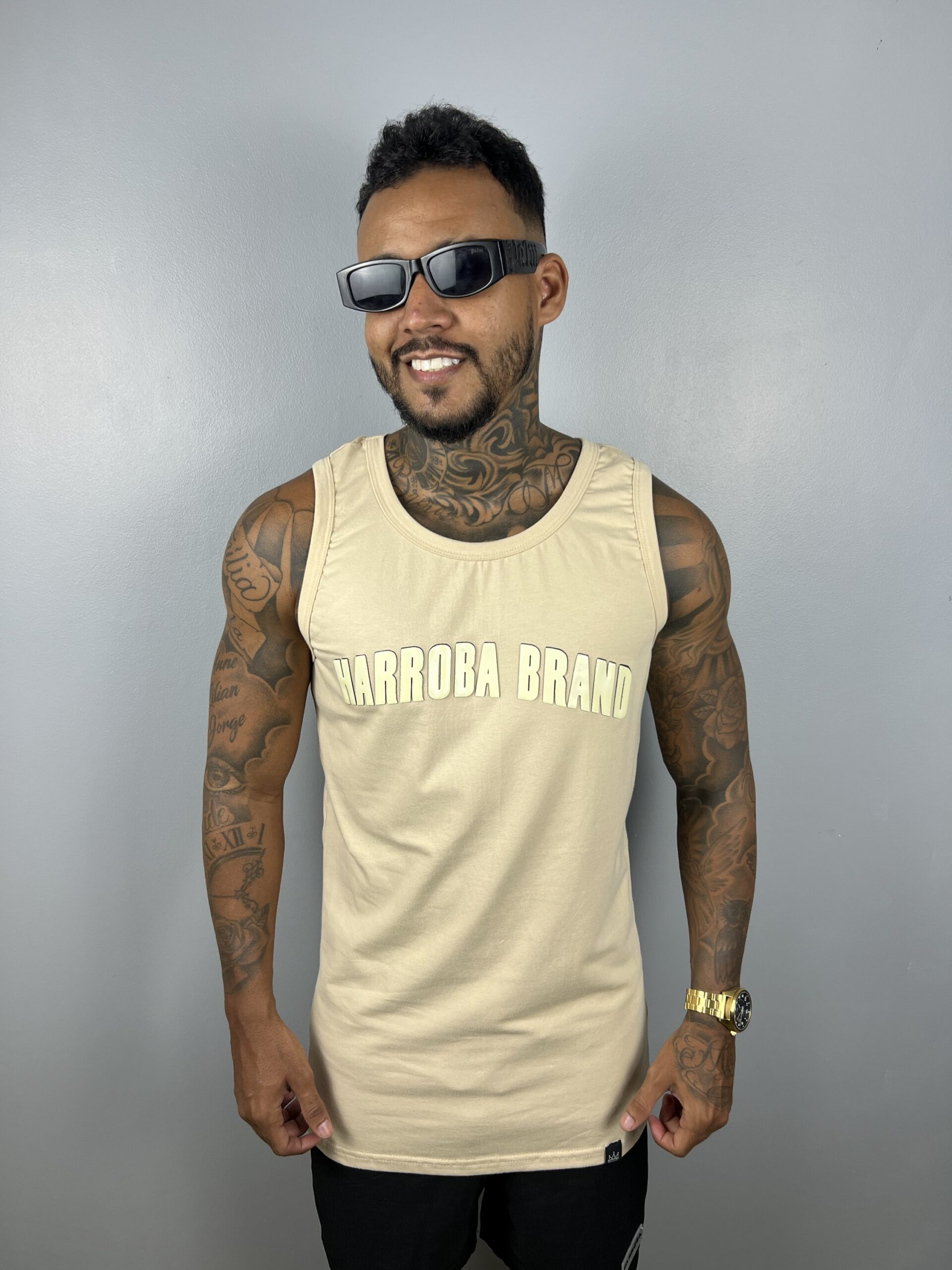 REGATA NUDE SOBRE TOM STRONG